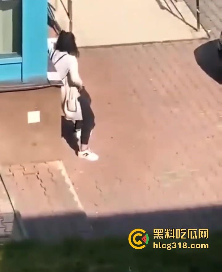 欧美大洋妞街上在线抠逼，不明原因的阴道瘙痒，眼看四下无人脱掉裤子自行止痒！-1