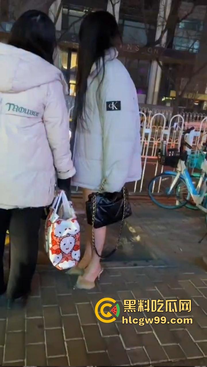 零下20度不穿裤子，光腿出门图啥？羽绒服配丝袜，逼却散热过猛，怕不是自带暖气片，属实只要风度不要温度！-1