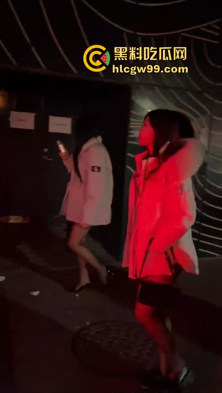 零下20度不穿裤子，光腿出门图啥？羽绒服配丝袜，逼却散热过猛，怕不是自带暖气片，属实只要风度不要温度！-3