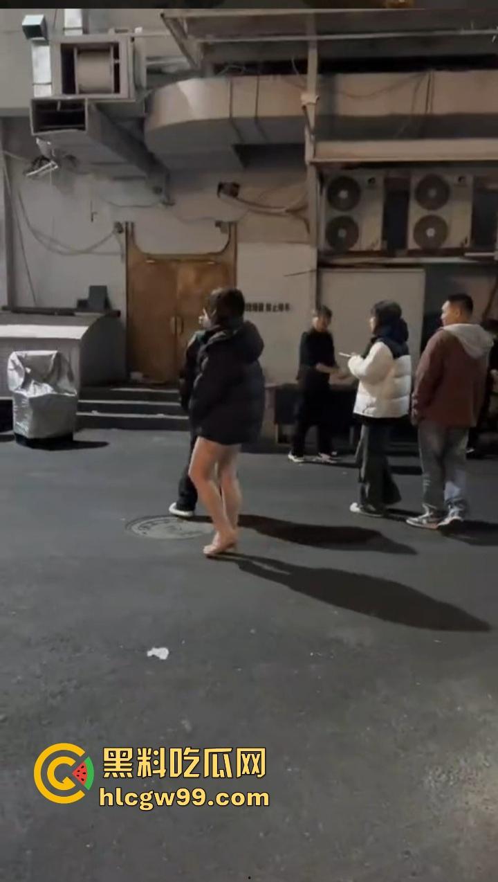 零下20度不穿裤子，光腿出门图啥？羽绒服配丝袜，逼却散热过猛，怕不是自带暖气片，属实只要风度不要温度！-6