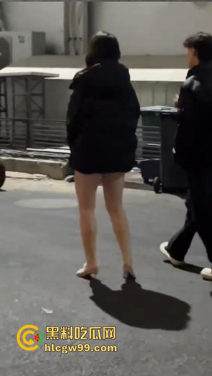 零下20度不穿裤子，光腿出门图啥？羽绒服配丝袜，逼却散热过猛，怕不是自带暖气片，属实只要风度不要温度！-8