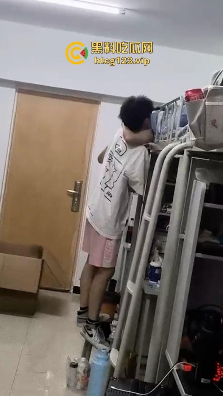 男生宿舍有gay成什么样子？西安科技大学俩男大学生激情湿吻视频流出 震碎三观！-1