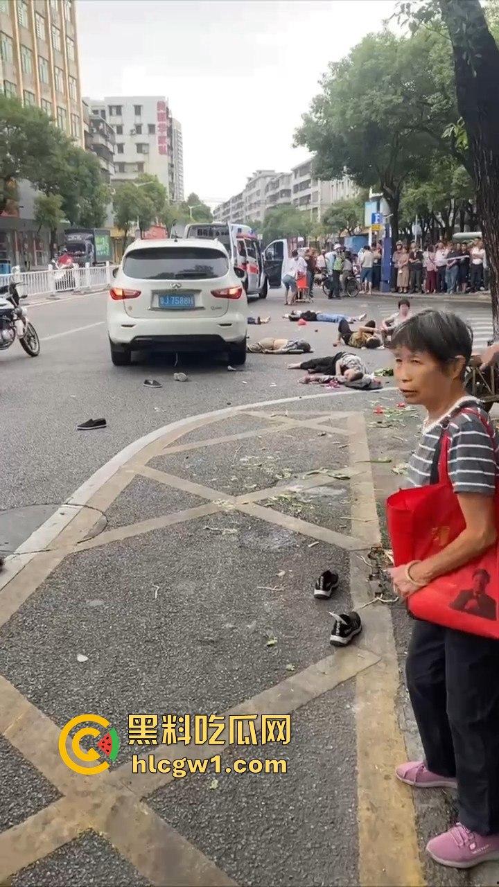 开平市街上惊现人肉保龄球！男子驾车撞飞8人，连刹车都懒得碰，不带刹车像玩游戏一样！-10