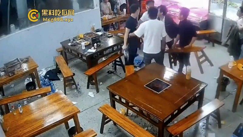 看什么看！男子吃饭时偷瞄了一眼隔壁桌的丝袜妹被群殴 场面看着真吓人！-3