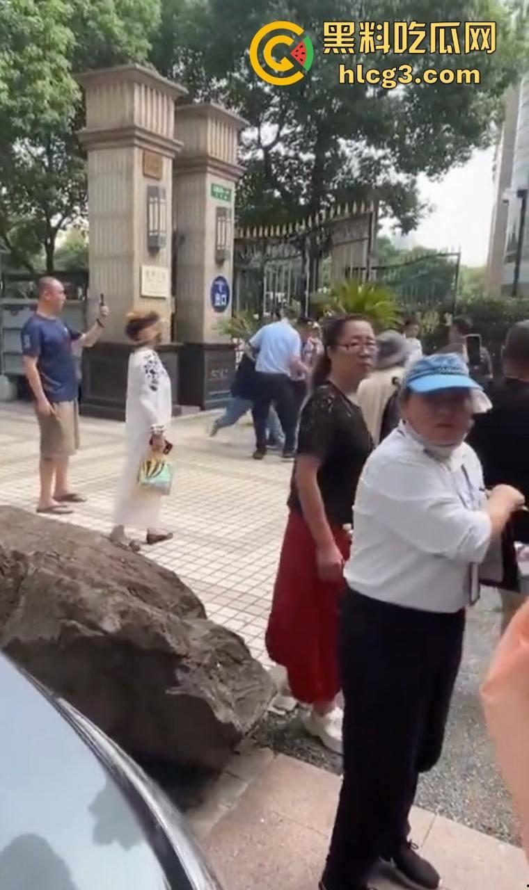 维权被关进大巴限制人身自由？上海海银财富投资人维权遭软禁被饿晕！-4