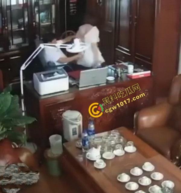 越南宁平海后校领导办公室淫乱大揭秘：校长与众美女狂野博弈！性爱视频曝光，校园内春光无限，道德沦丧！-6