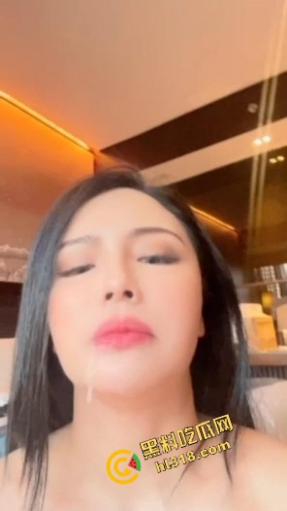 上海心悦传媒老板中午带秘书『张婧』开房，落地窗前女秘书当舔狗跪地含屌，每一口都说是对老板的忠诚！-10