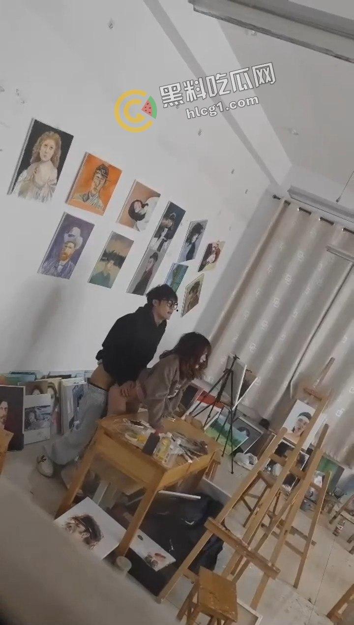 画室半夜激情野战！大学生大胆打野炮，被同学意外拍下流出，校园群炸锅！-5