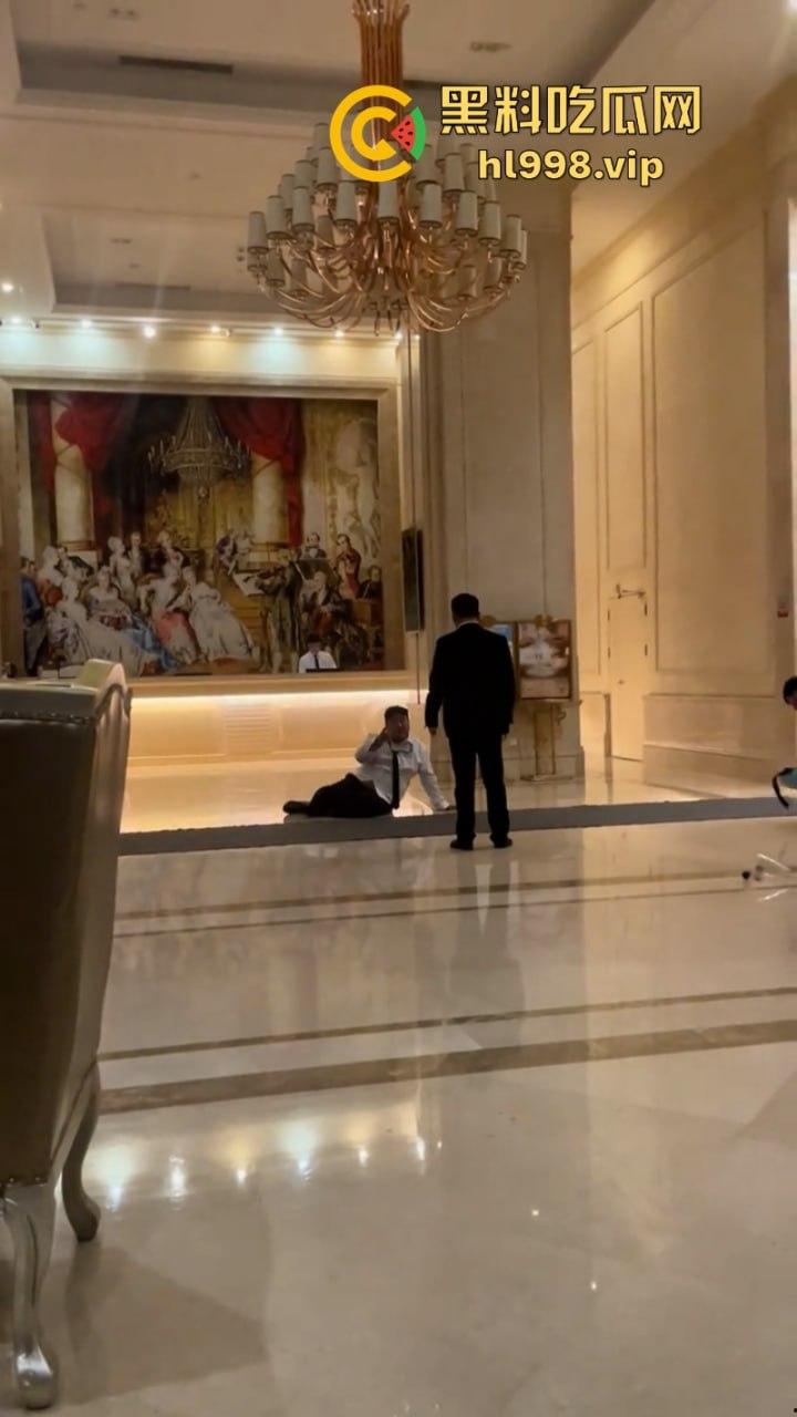 湖北武汉一酒店大堂醉酒男子爆打外卖小哥 视频曝光满口污言秽语-3