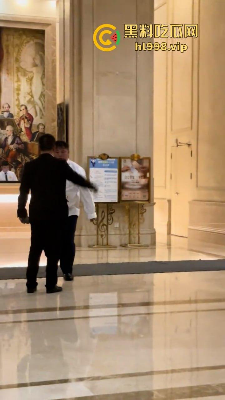 湖北武汉一酒店大堂醉酒男子爆打外卖小哥 视频曝光满口污言秽语-4