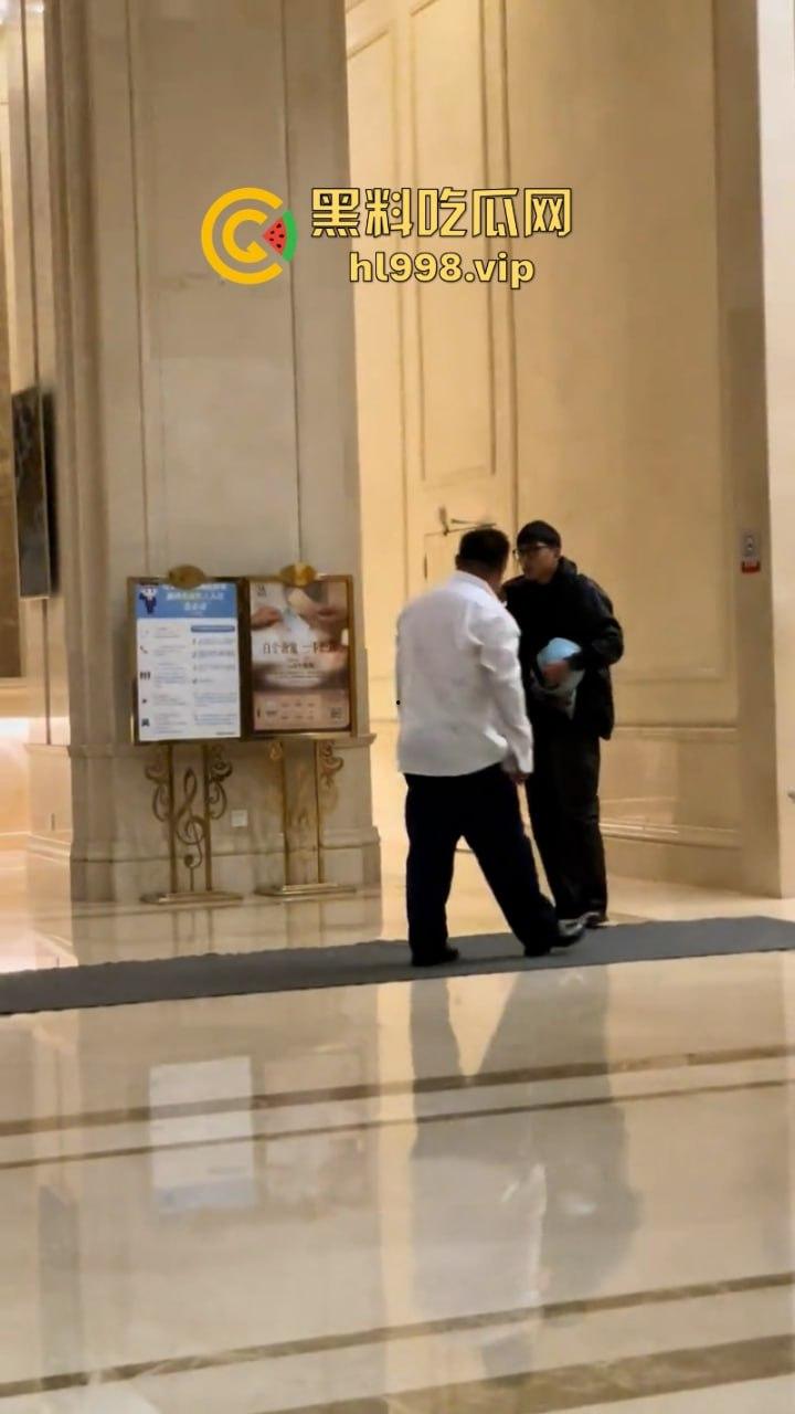 湖北武汉一酒店大堂醉酒男子爆打外卖小哥 视频曝光满口污言秽语-7