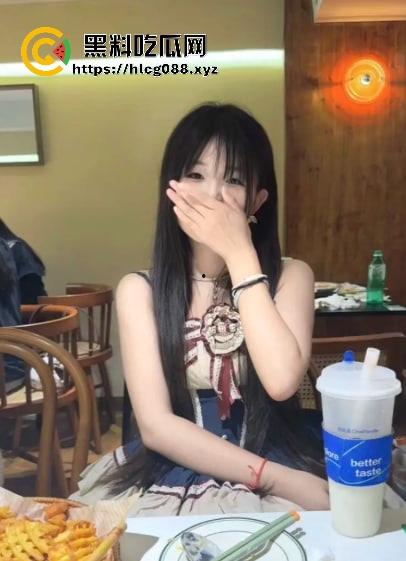 抖音30万粉纯情萝莉【小甜甜】福利视频泄密，嫩逼喷水惊呆舔狗，女菩萨还是骚母狗？-6