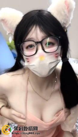 抖音30万粉纯情萝莉【小甜甜】福利视频泄密，嫩逼喷水惊呆舔狗，女菩萨还是骚母狗？-13