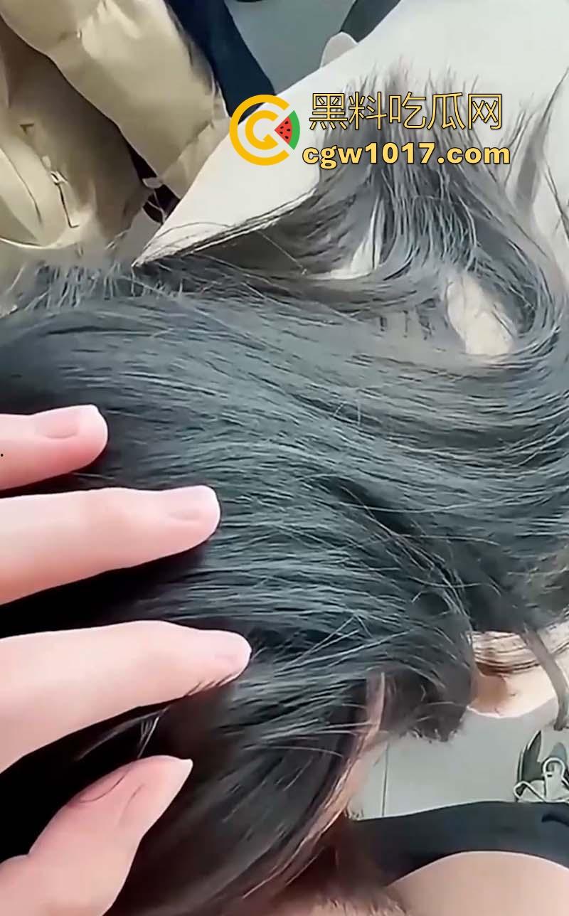 带嫂子买衣服,更衣室看见她完美的身材，没忍住在里面干了起来，骚穴湿漉漉鸡巴无套直接顶进嫩穴！-7