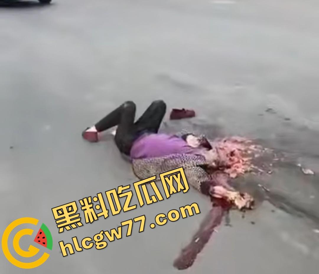 河南辉县老太太近视千度急买菜酿惨剧！大货车碾爆头颅脑浆四溅，喷到路人身上洗了个血浴！-5