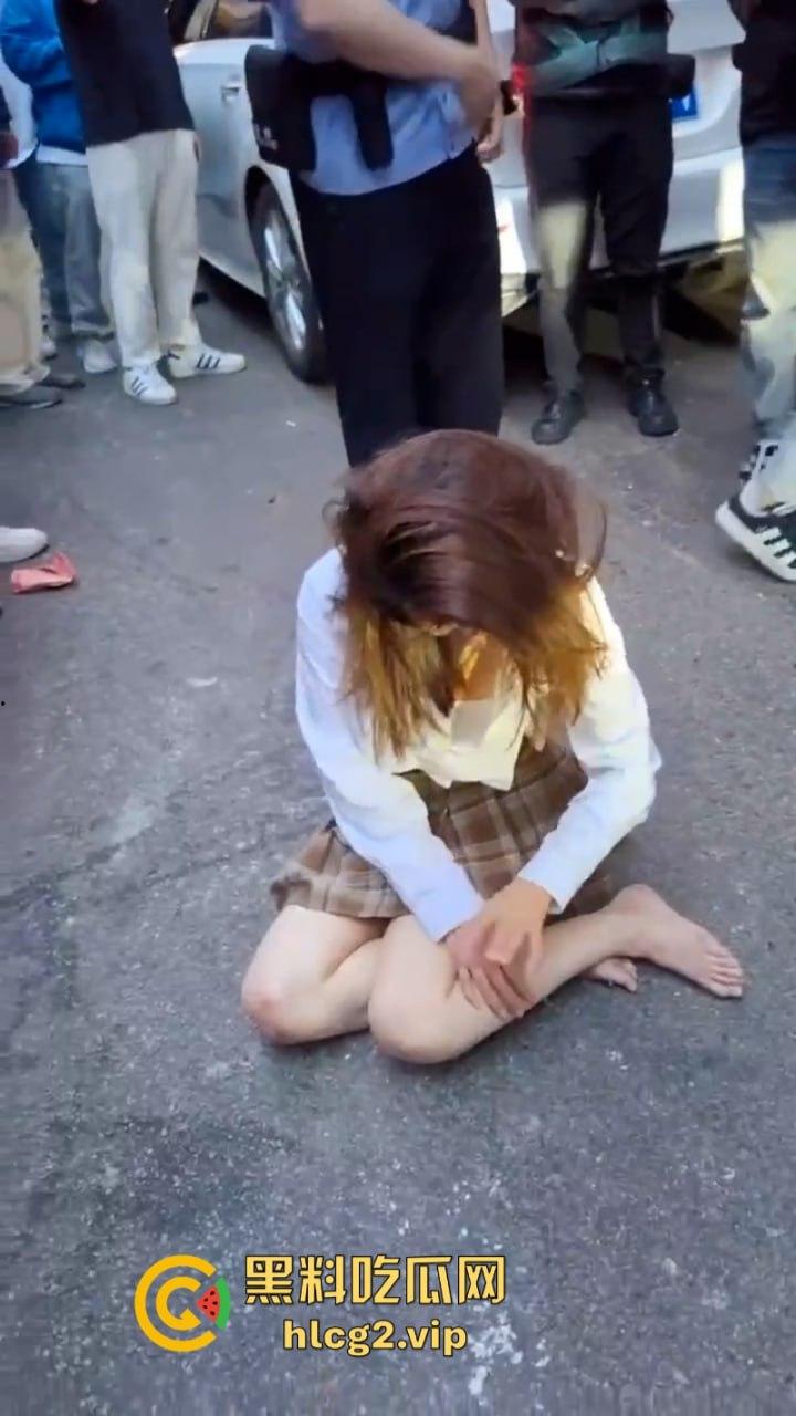 抓奸修罗场  原配当街抓小三 看了小三身材觉得也不能全怪老公 这身材谁看谁不迷糊！-9