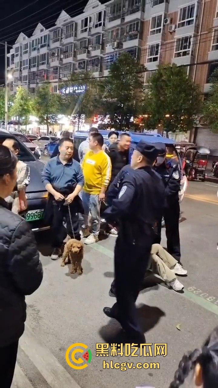 绵阳虎大姐吵架吵到直接抢警察枪！姐这是看电影看上头了？真把自己当女主角了吧！-3