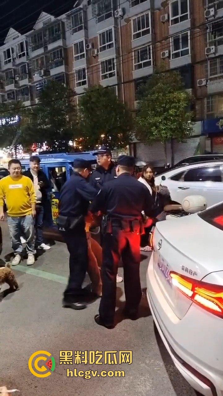 绵阳虎大姐吵架吵到直接抢警察枪！姐这是看电影看上头了？真把自己当女主角了吧！-5