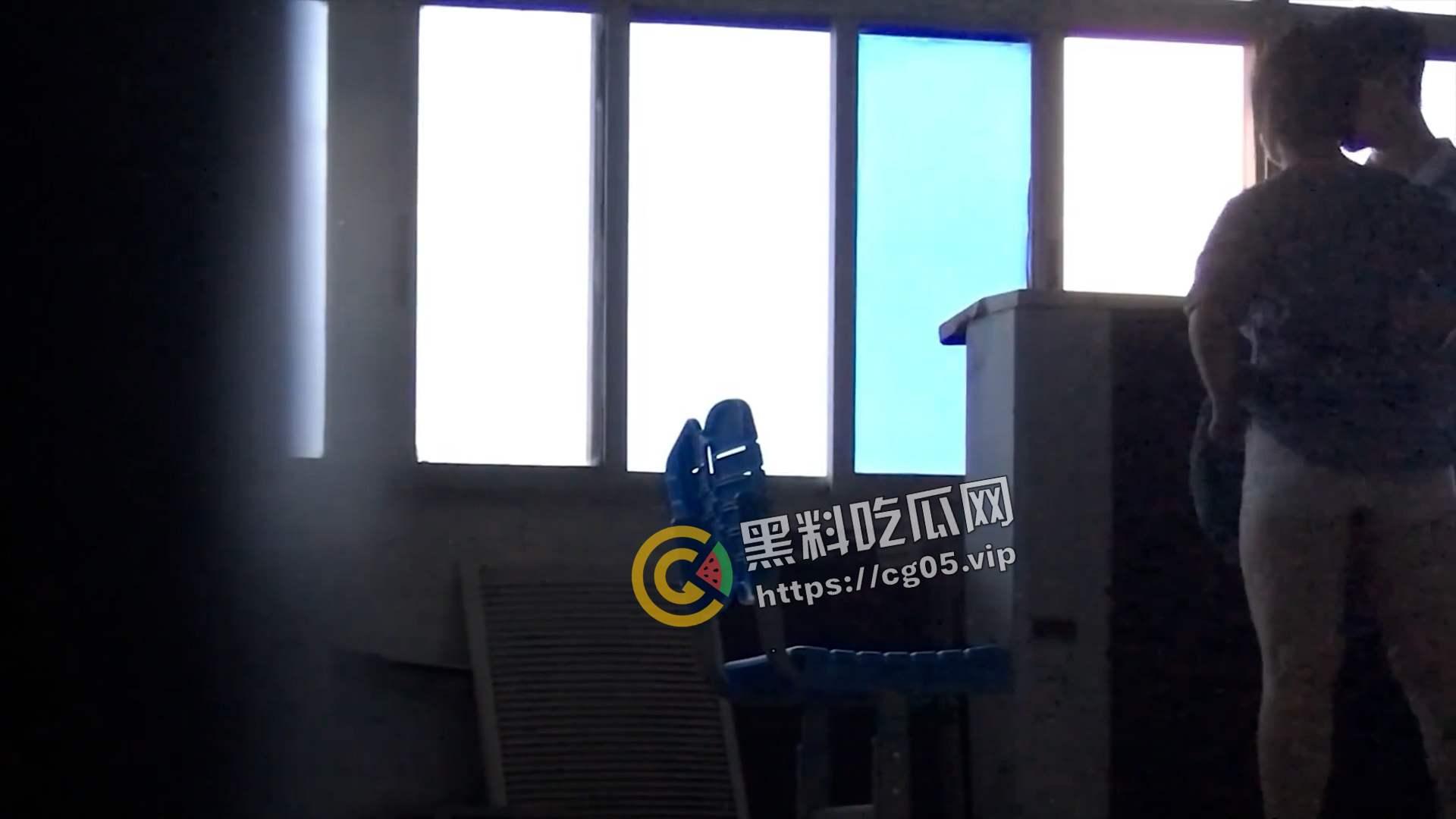 广州某高中学生在没人的教师做爱 被同学手机偷拍 日完还检查内裤 只是小伙子有点快啊-9