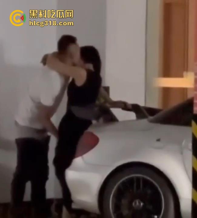 广东某广场地下停车场惊现情侣在车尾干炮，俯趴在车的后尾箱强势打桩，不知道这是不是金主的任务！-7