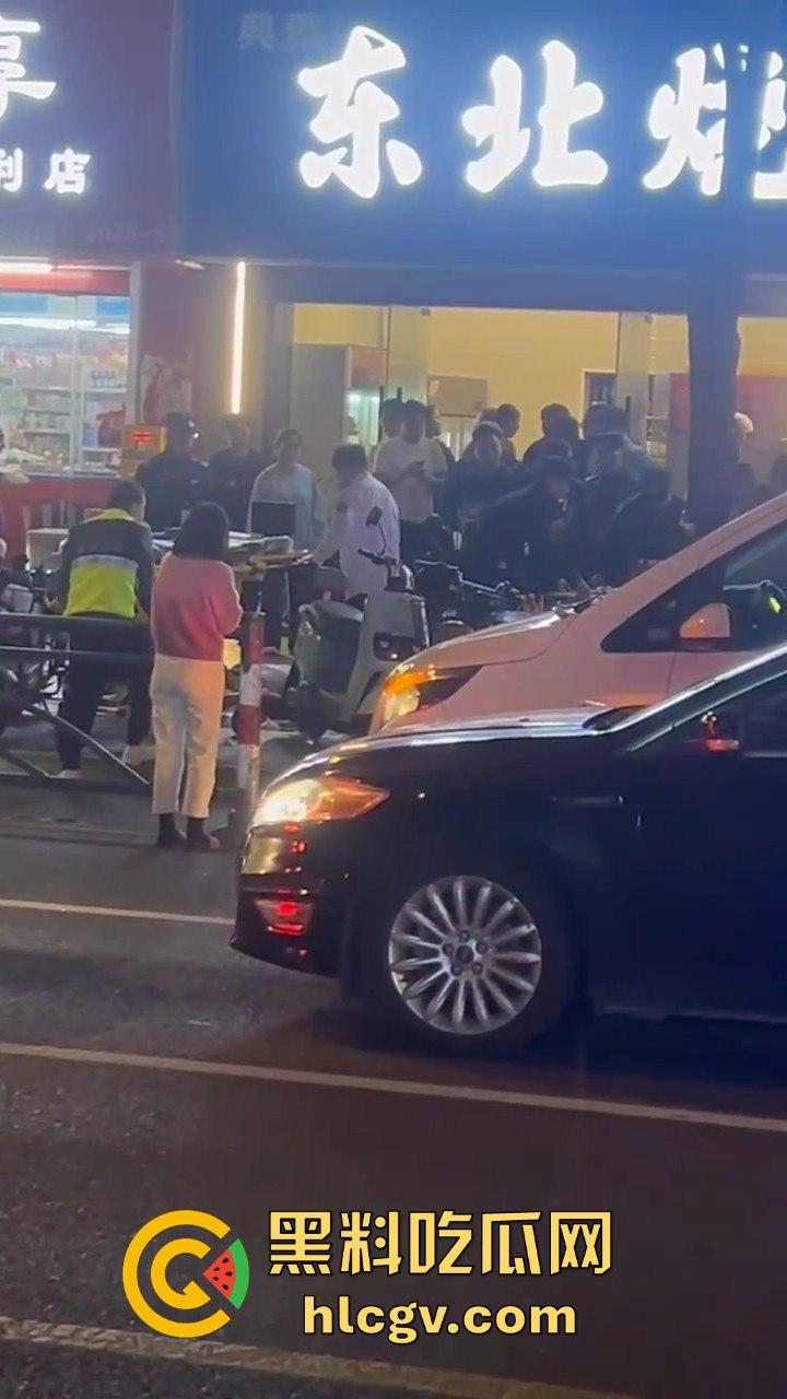 南通东北烧烤场闹大事！两桌人喝多对视一眼就起冲突，口角升级直接捅人！看人一眼都要命！-4