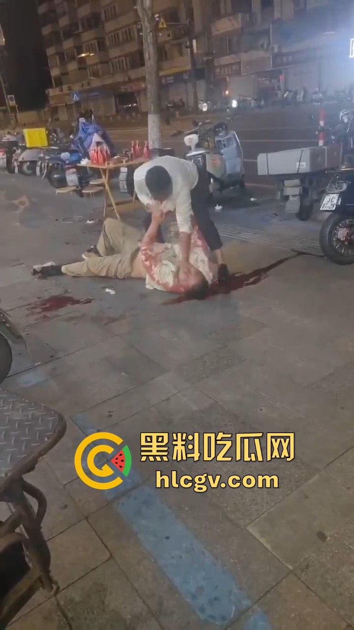 南通东北烧烤场闹大事！两桌人喝多对视一眼就起冲突，口角升级直接捅人！看人一眼都要命！-5
