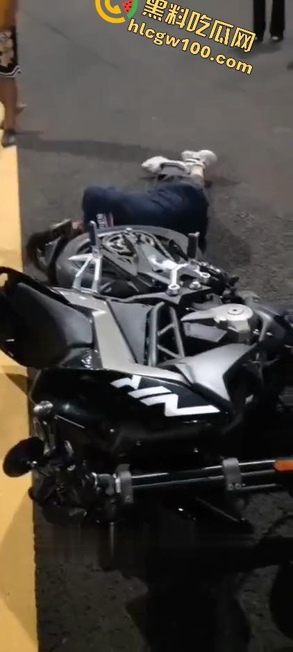 潍坊摩托集会惊爆血腥一幕：狂飙失控，骑手脑袋开花！被甩飞数米狂喷血、倒地抽搐命悬一线-2