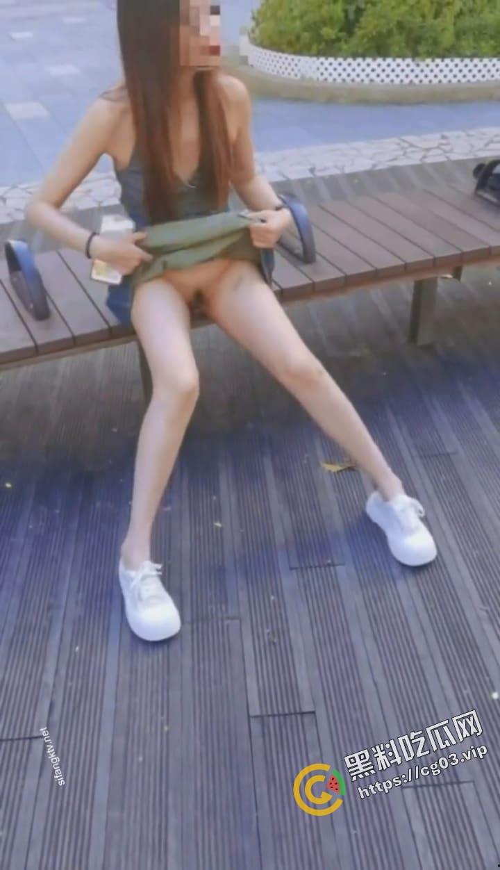 香港 情侣街头一日游 长腿少女塞跳蛋  穿超短裙无内真空 勾引陌生人 公共场合大玩露出 网民怒斥不知廉耻-8