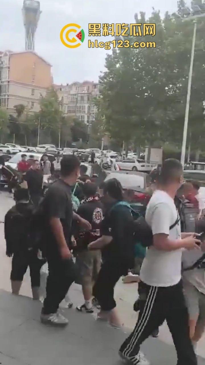 喜闻乐见！中国的足球也值得斗殴？四川&河南 百人球迷大暴乱 烟雾弹乱飞 斗殴砸车 现场画面曝光-2