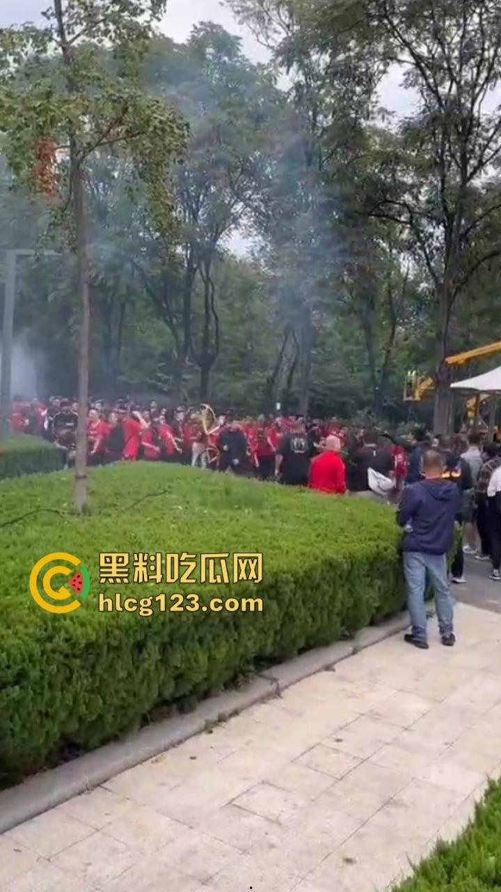 喜闻乐见！中国的足球也值得斗殴？四川&河南 百人球迷大暴乱 烟雾弹乱飞 斗殴砸车 现场画面曝光-5