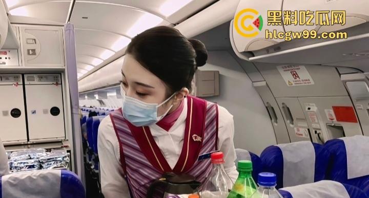 南航高颜值极品空姐【苏楠楠】被曝私底下是母狗一条， 与头等舱的金主爸爸约炮穿制服被干的嗷嗷叫！-1