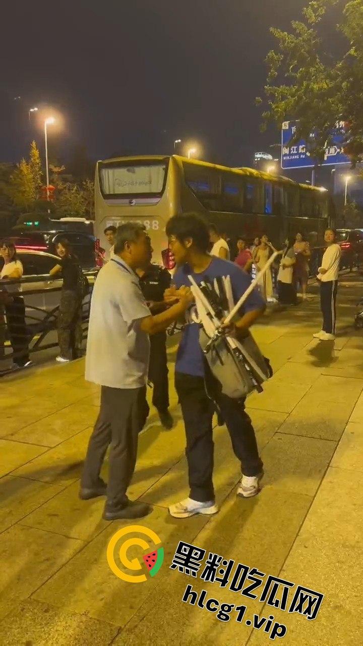 青岛大学生卖玩具惨遭驱赶！路人劝架竟让老头洋洋得意-3