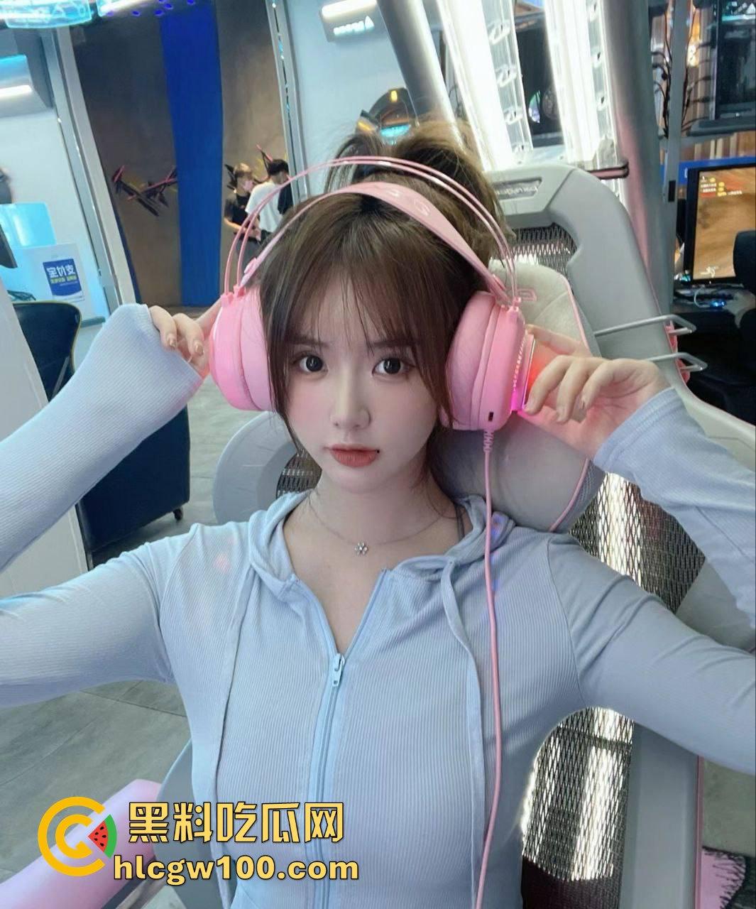 群友投稿广西南宁白领妹子【王晓彤】刚毕业的小姐姐骚到骨子里，同城撩骚半年拿下，有性瘾还爱看A片！-1