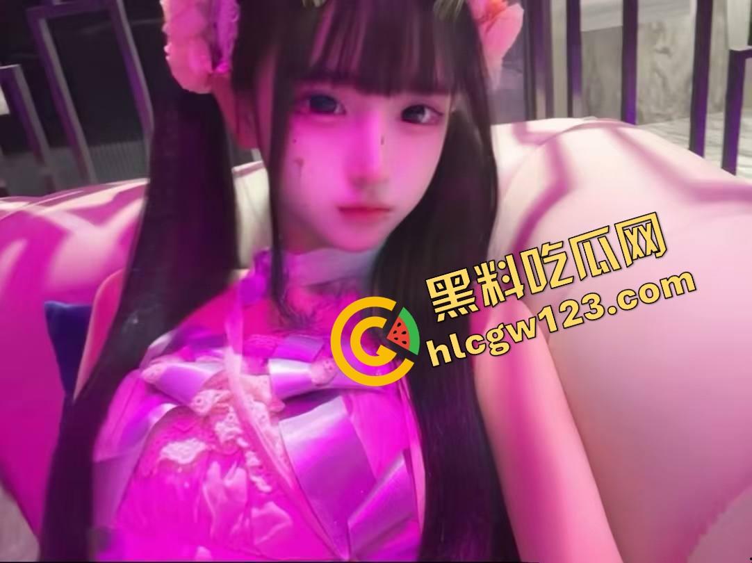 万物皆可插 她逼比收纳箱还万能，嫩妹用整根黄瓜怼逼胡萝卜插菊操到抽搐，差点送医院！-3