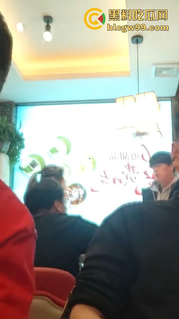 趁好兄弟出差深夜约其女友吃火锅，不料兄弟当场对质，出个差家给偷了！-3