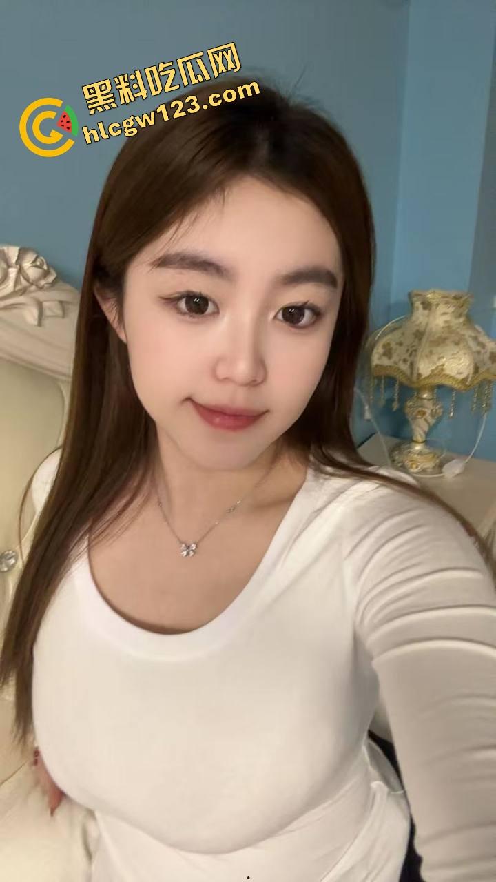 万物皆可插 她逼比收纳箱还万能，嫩妹用整根黄瓜怼逼胡萝卜插菊操到抽搐，差点送医院！-5