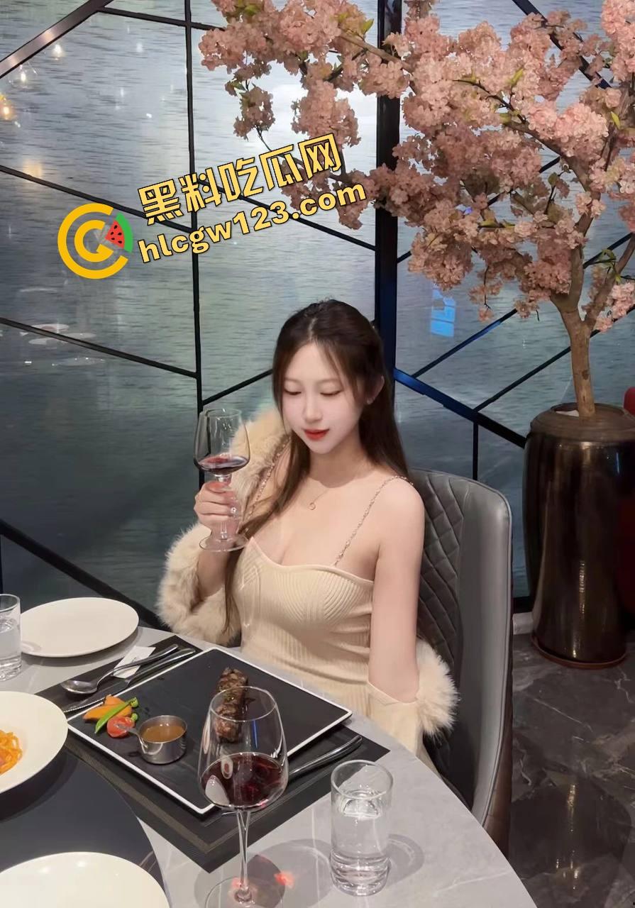 岳母端午串门趁闺女上班勾引女婿大屌狂插，骚逼夹得鸡巴冒火星无套爆射子宫，嫩奶巨乳舔到爽断魂！-8