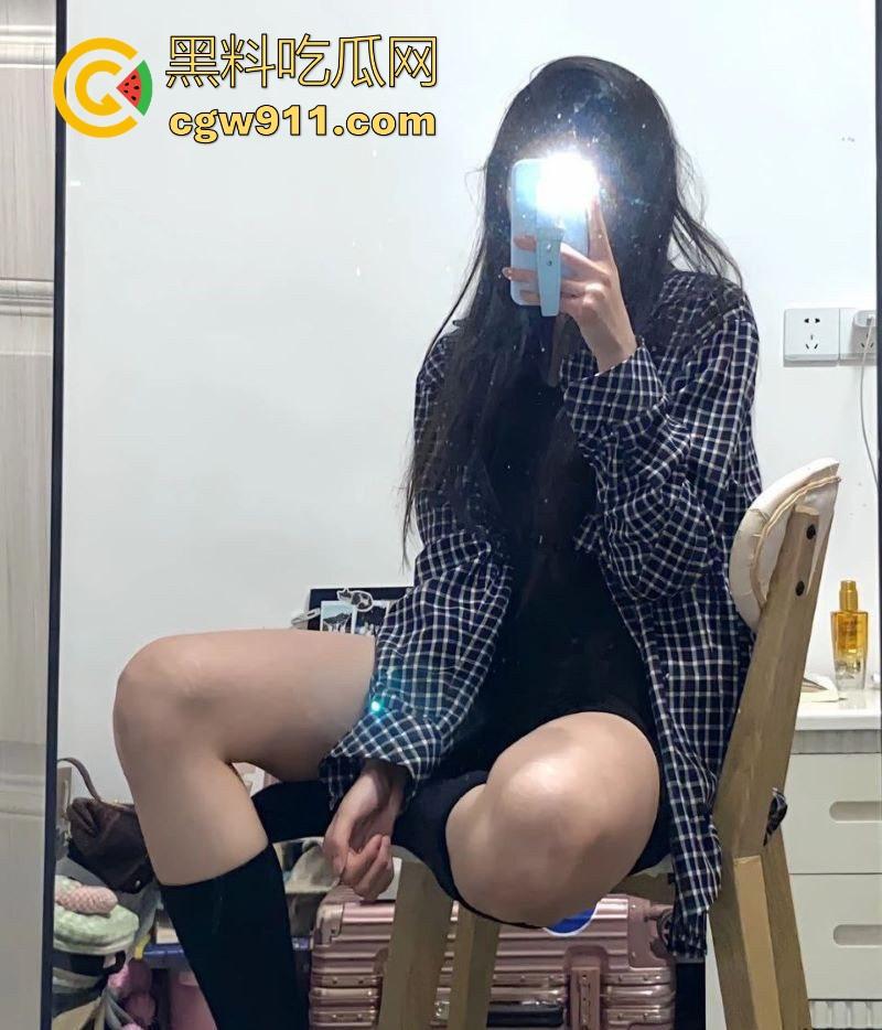 广州大学大三学姐【秦倩倩】不雅视频流出，黑丝美腿性感诱惑，M腿展示嫩穴，被后入狠干淫水喷涌！-1