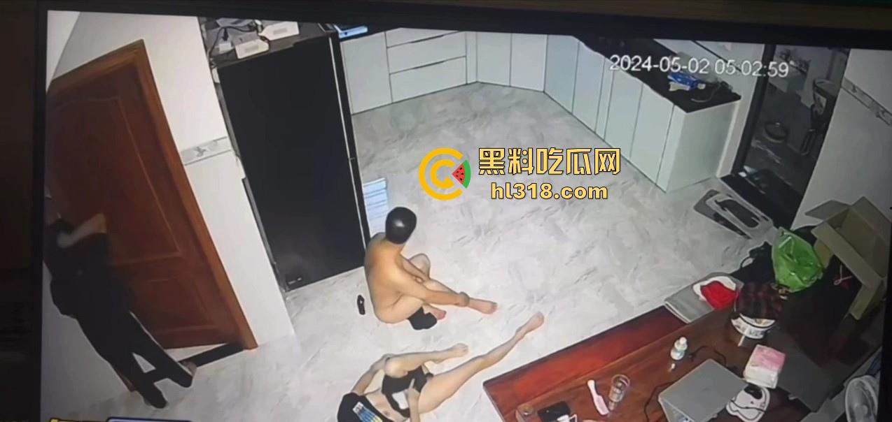 夫妻挑战客厅做爱，正插入猛操时候， 被女儿打开房门撞见了，来不及穿衣只能尴尬互望！-8
