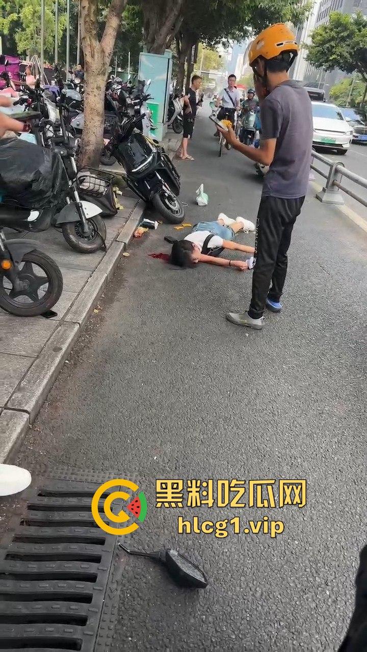 外卖小哥摩托车撞倒女子，女子头破血流浑身抽搐！-4