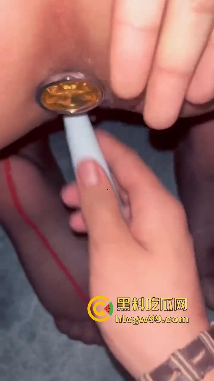 舌钉纹身女大学生【孙丘杉】双手捆绑皮鞭抽她，骚逼后入爆操还深喉口交，性欲强得像母狗，颜值还他妈挺勾人！-15