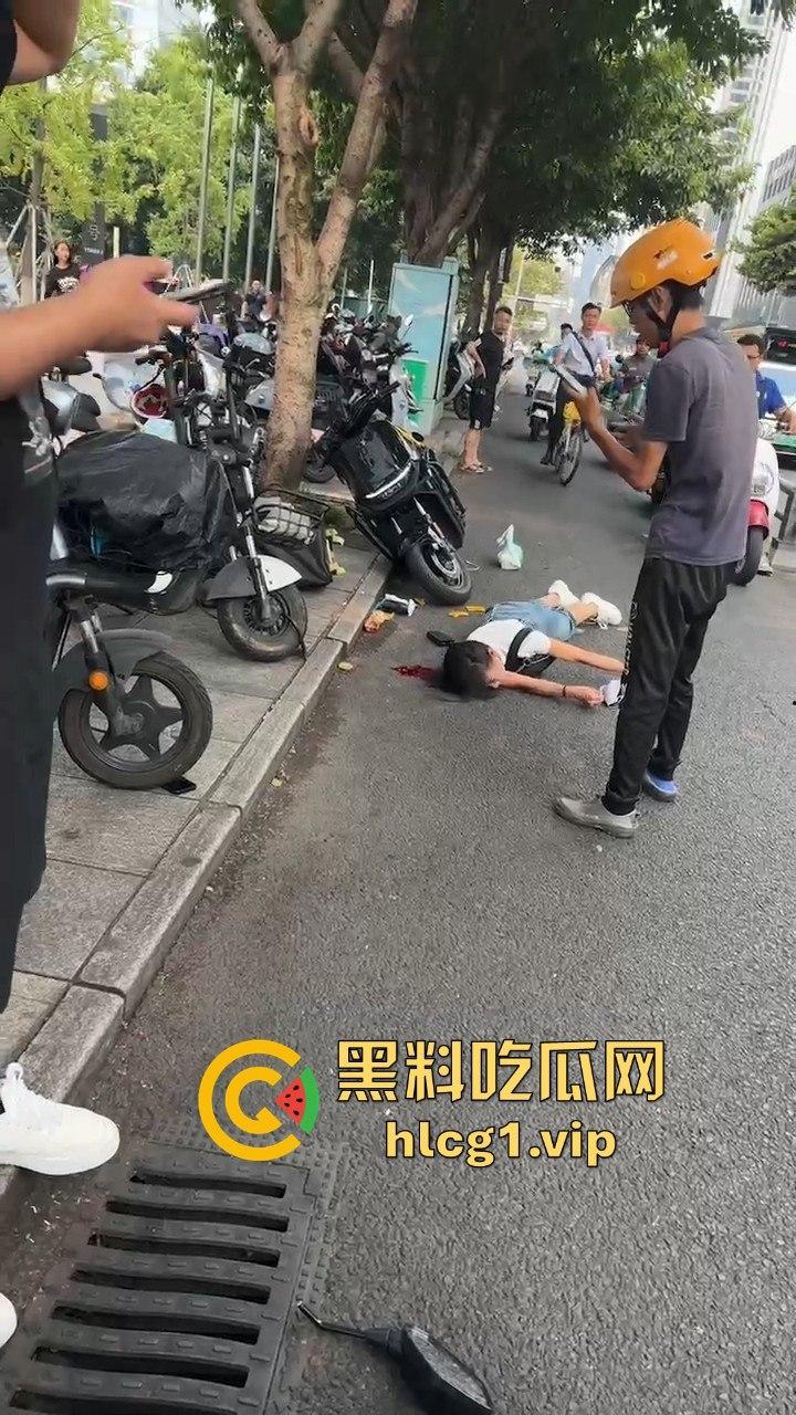 外卖小哥摩托车撞倒女子，女子头破血流浑身抽搐！-6