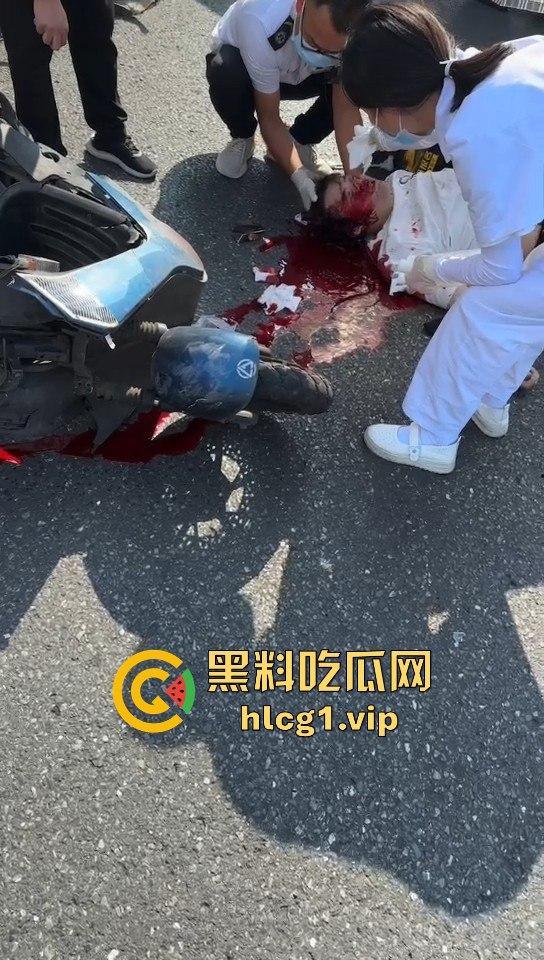 外卖小哥摩托车撞倒女子，女子头破血流浑身抽搐！-7