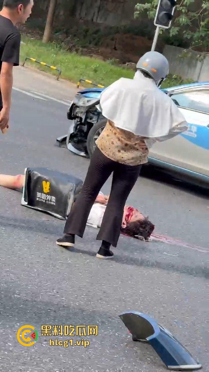 外卖小哥摩托车撞倒女子，女子头破血流浑身抽搐！-10