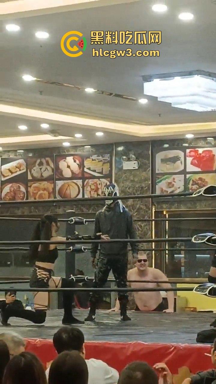 餐饮业卷到离谱江门邑尚酒店上演真实版WWE，边吃早茶边看人摔跤，这画风绝对新鲜-5