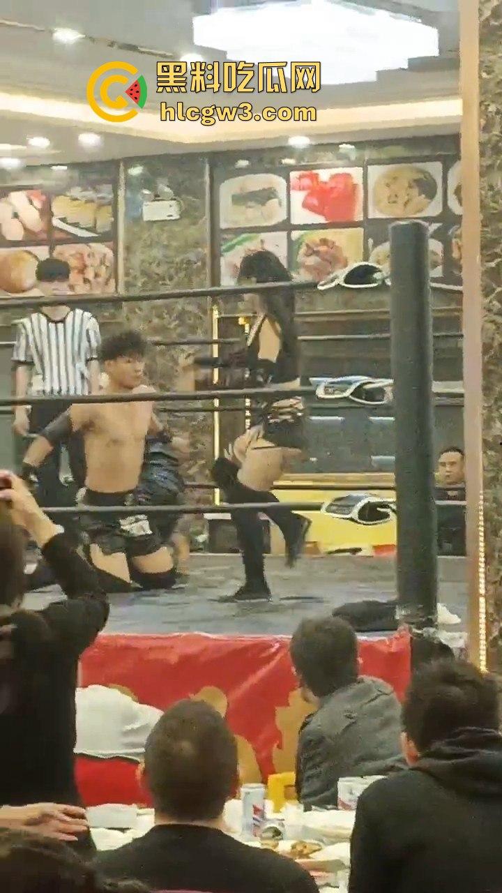 餐饮业卷到离谱江门邑尚酒店上演真实版WWE，边吃早茶边看人摔跤，这画风绝对新鲜-9