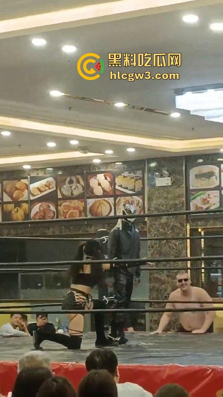 餐饮业卷到离谱江门邑尚酒店上演真实版WWE，边吃早茶边看人摔跤，这画风绝对新鲜-11