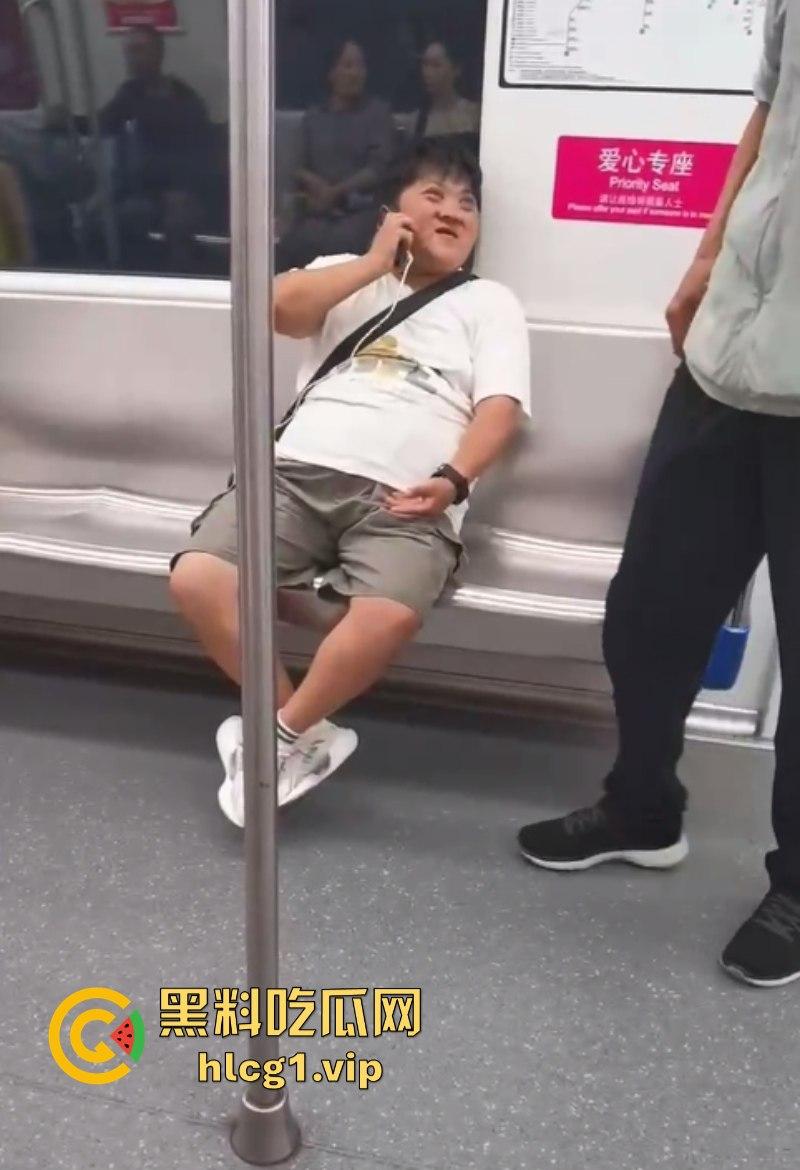 大爷：你换个人摸可好？女子地铁内多次摸大爷身体吓跑同排乘客！-3