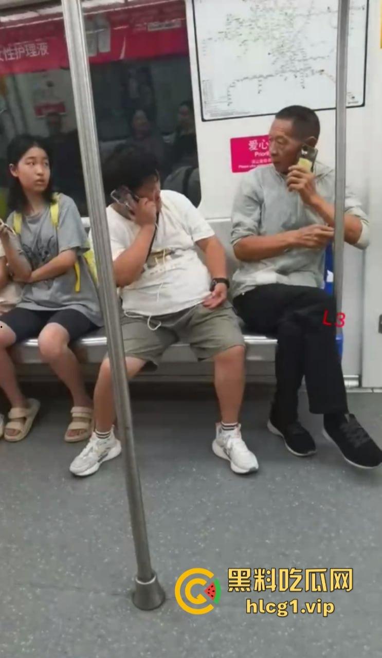 大爷：你换个人摸可好？女子地铁内多次摸大爷身体吓跑同排乘客！-4