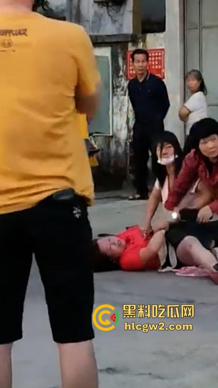 史上最狠打小三！潮汕街头小三被原配及家属当街撕衣暴打 木棍捅逼 现场视频曝光 打的真惨！-3